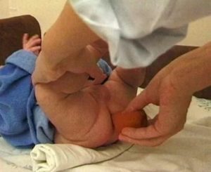 Помогите клизмы ребёнку в 2 месяца не может сама покакать