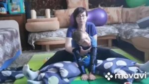 Малыш не даёт развести ножки