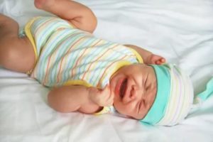 Ребенок пукает и плачет